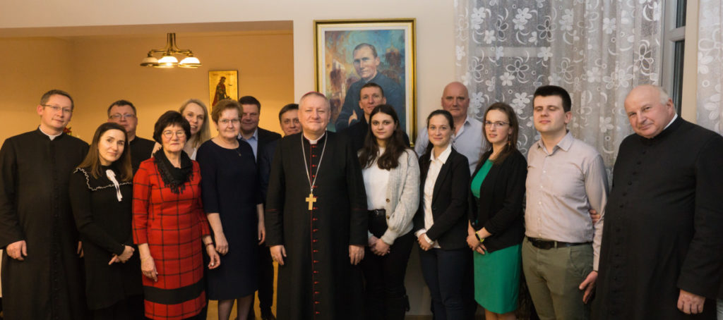 rada parafialna z biskupem Adamem Wodarczykiem podczas wizytacji kanonicznej 2023